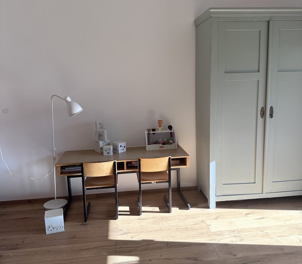 Vintageschreibtisch aus massivem Altholz im schulbereit eingerichteten Kinderzimmer von urbanupdate
